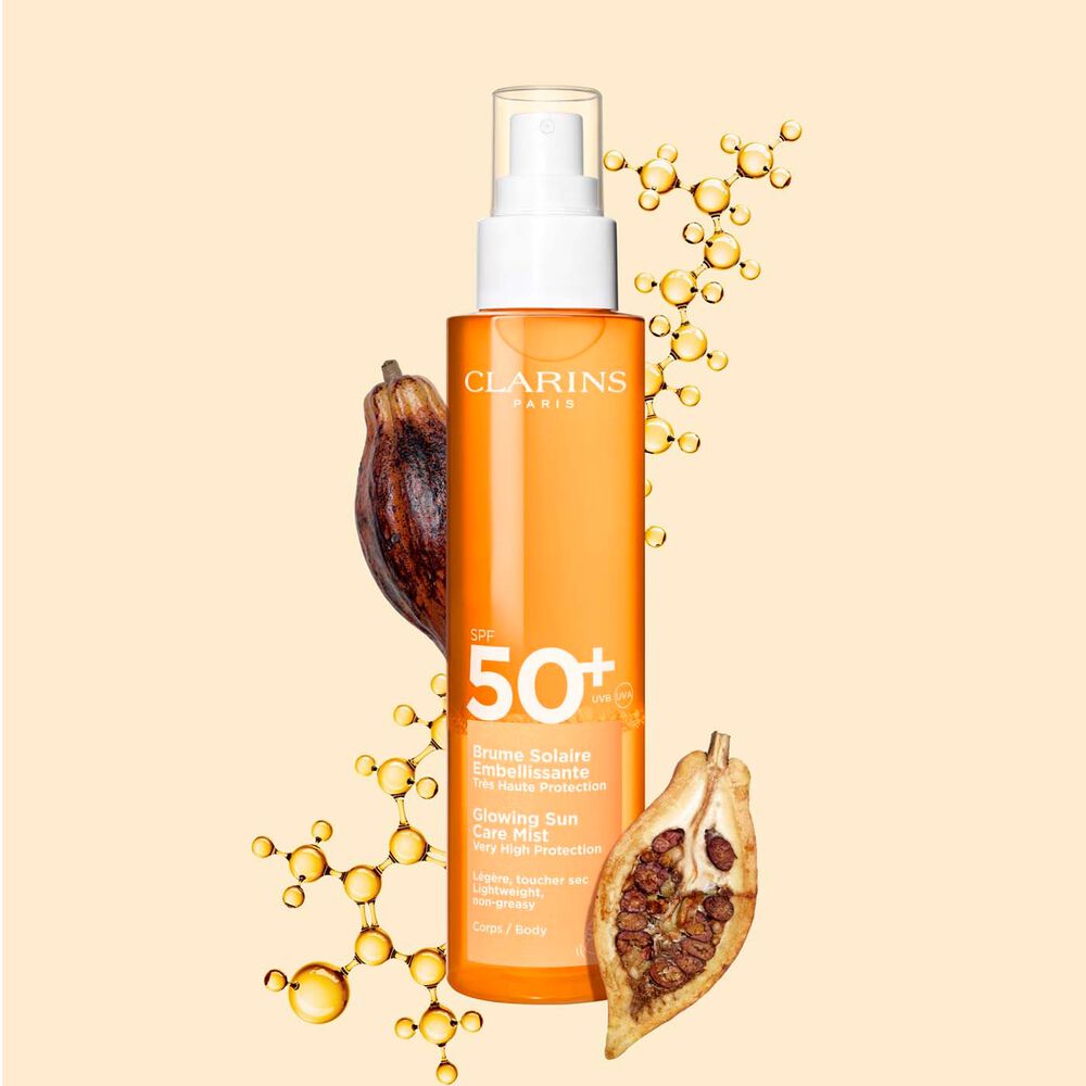 Packshot of Clarins Glowing Sun Care Mist SPF 50, an invisible spray, in front of a collagen molecule and a cocoa beans.