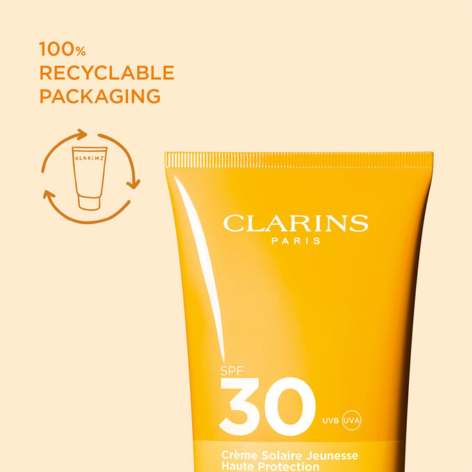 Focus on Clarins' Youth-protecting Sunscreen High Protection SPF 30 Body to emphasise its 100% recyclable packaging