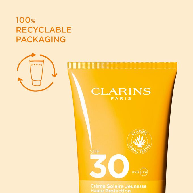 Focus on Clarins' Youth-protecting Sunscreen High Protection SPF 30 Body to emphasise its 100% recyclable packaging