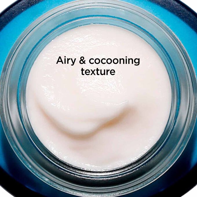 Hydra Essentiel Night Cream airy and cocooning texture