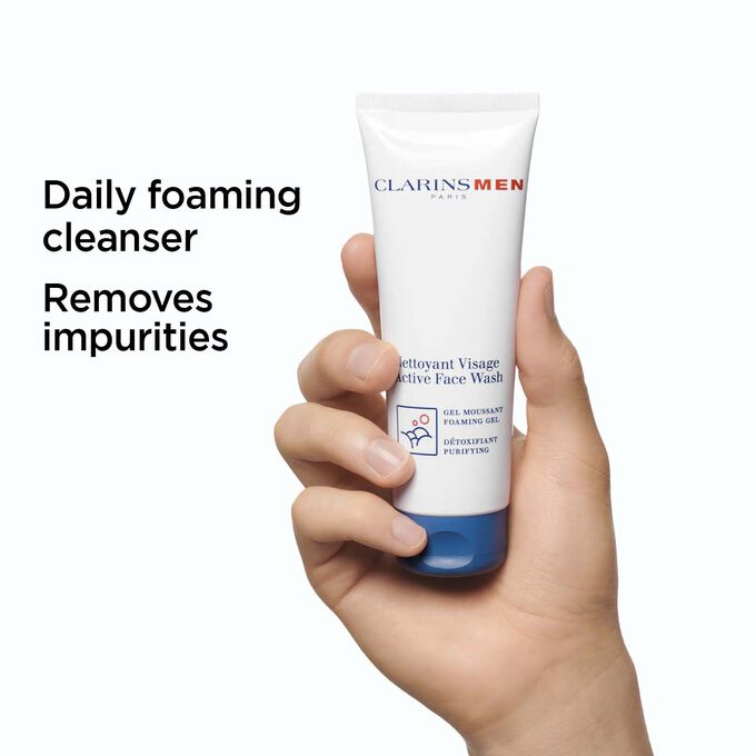 Packshot of the foaming face cleanser for men with a text to highlight its cleansing and refreshing effects.